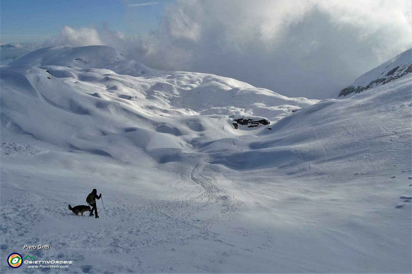 69 Scendiamo a dx sul sent 223 per Bivacco Mistri e Baita Alta con vista sul Matto di Golla.JPG